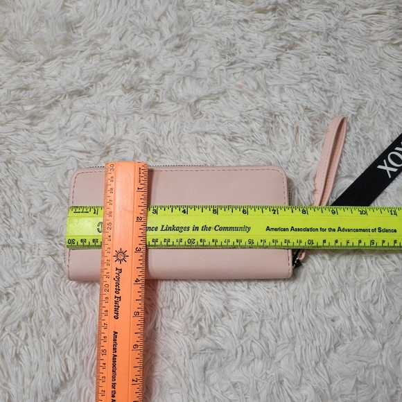 XOXO light pink wristlet new with tags - Picture 4 of 4